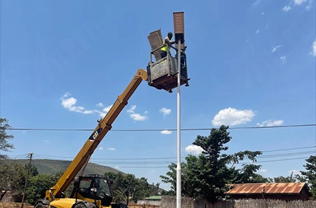 100 establece farolas públicas solares en la región de Geita